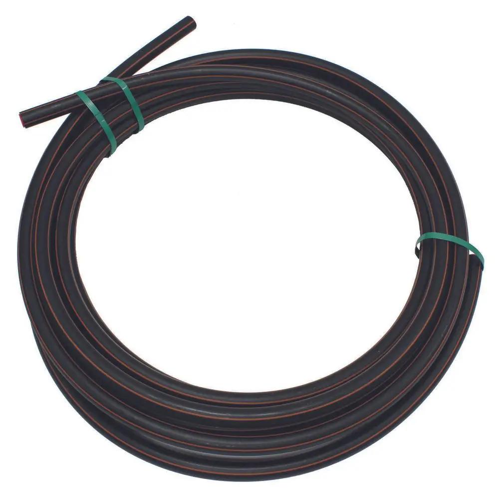 Schwarzes Rohr mit orangefarbenen Streifen, flexibel gewickelt, geeignet für verschiedene Anwendungen, möglicherweise im Zusammenhang mit Vaillant-Produkten.
